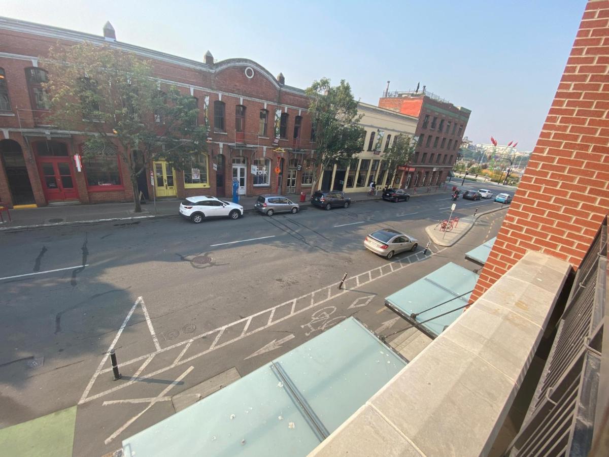 Downtown Heritage Condo With Parking Victoria Eksteriør billede