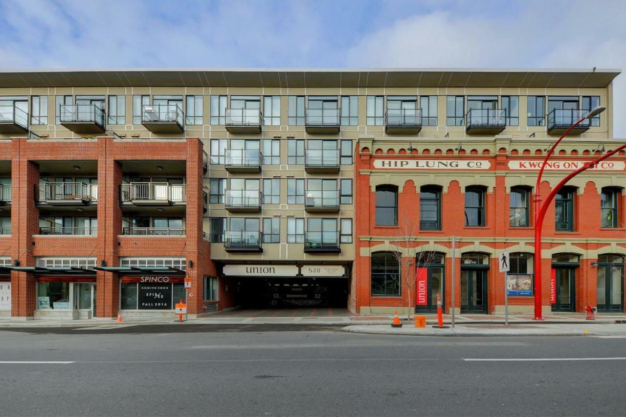 Downtown Heritage Condo With Parking Victoria Eksteriør billede